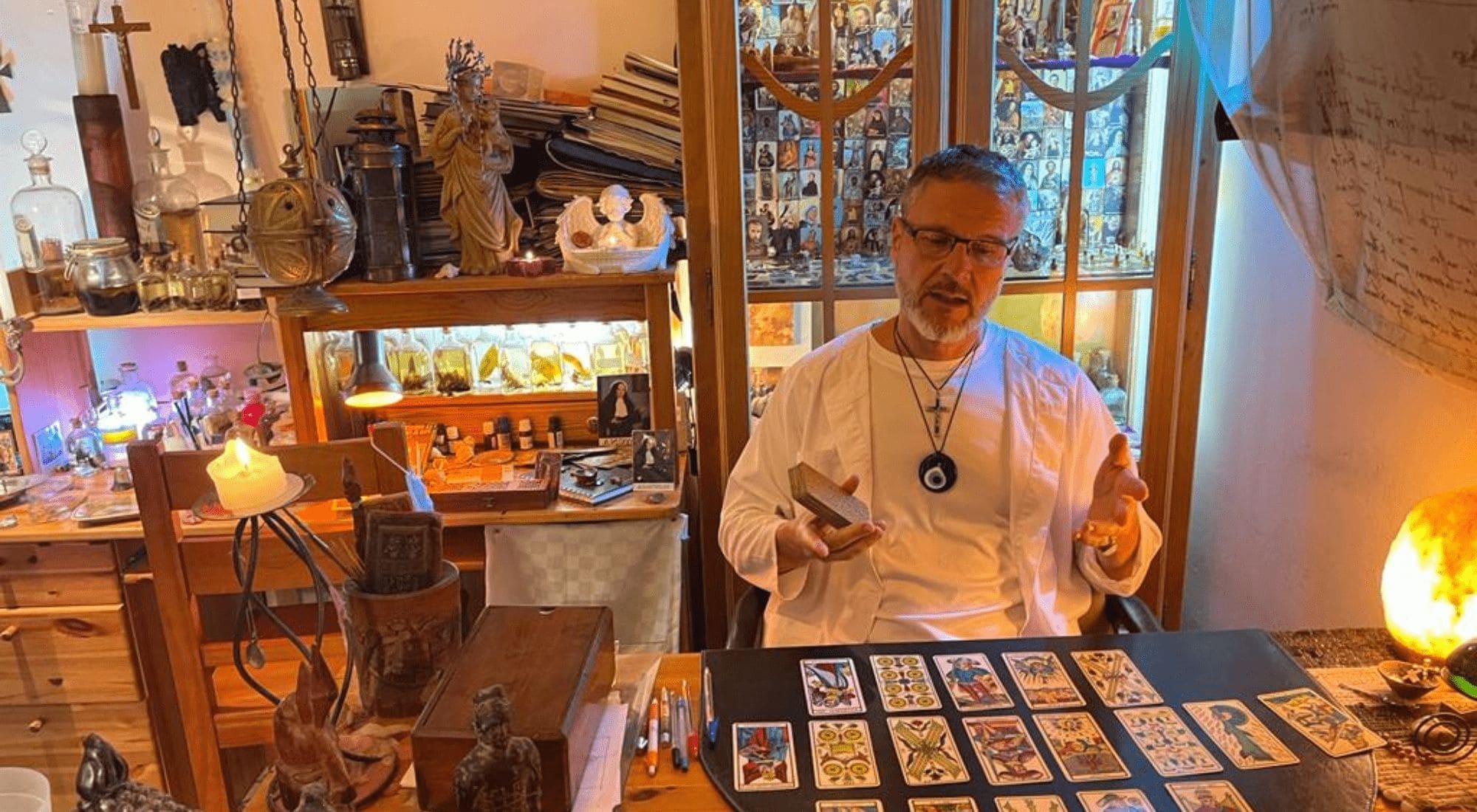 Xavi en su espacio de consulta, con las cartas de tarot sobre la mesa