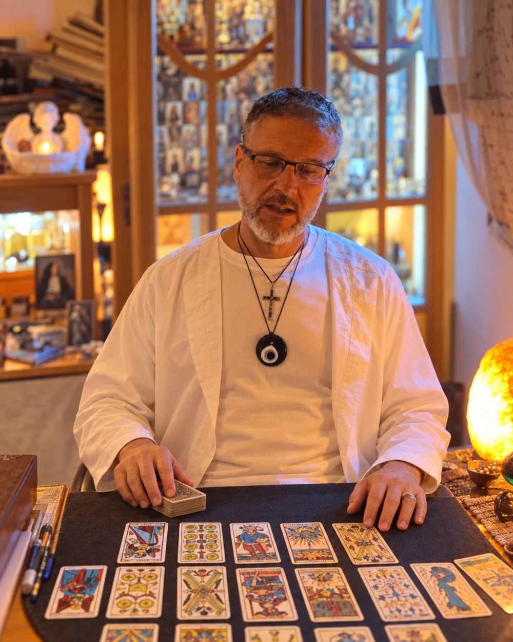Retrato de Xavi creado con IA a partir de sus fotos, sentado junto a sus cartas de tarot